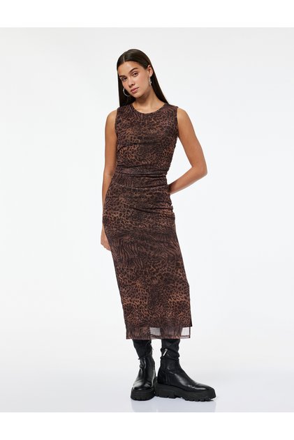 Ärmelloses, drapiertes Tüll-Midikleid mit Rundhalsausschnitt und Schlitz und Leopardenmuster