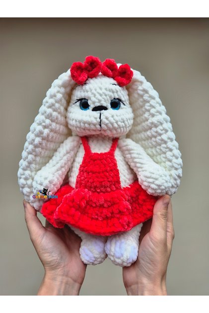 Iepuraș din pluș croșetat manual – jucărie moale cu rochie colorată, cadoul perfect pentru copii
