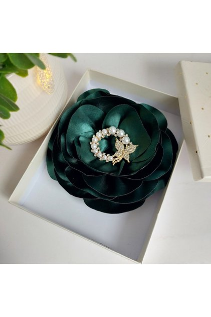 Brosa tip floare verde cu bijuterie metalica