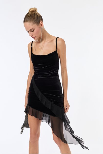 Asymmetrisch geschnittenes Trägerkleid aus Samt mit Volants und Dekolleté-Ausschnitt von Degaje
