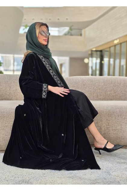 عباية مخملية مطرزة باللون الأخضر