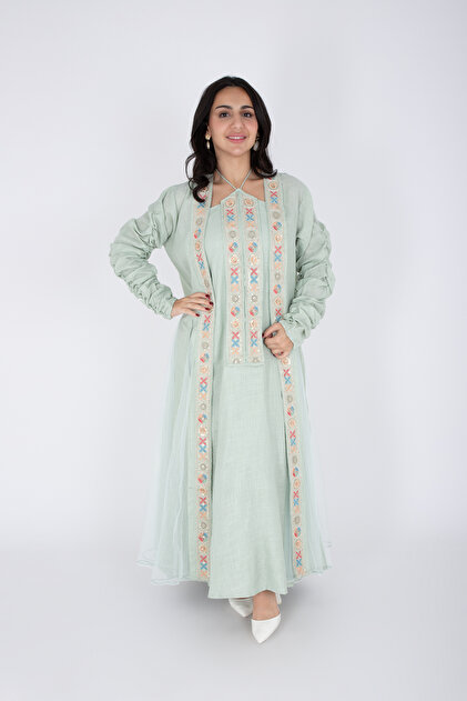 Elegant 2 piece outfit with colorful embroidery