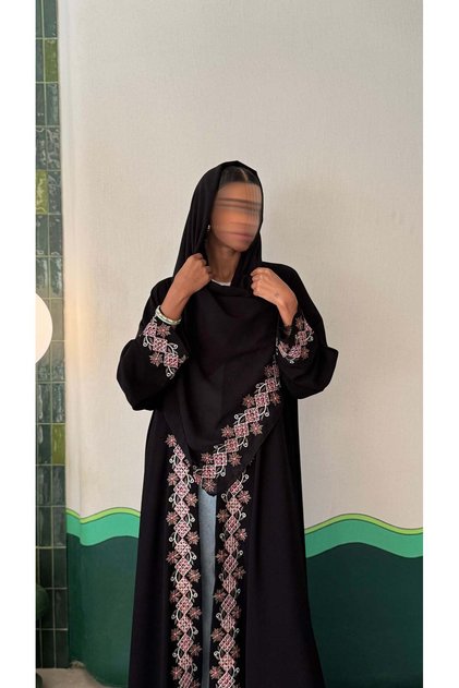 عباية سوداء مطرزة عند الياقة والأكمام بخياطة