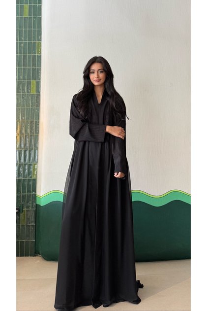 غطاء رأس أسود كريمي وشيفون مع فستان داخلي