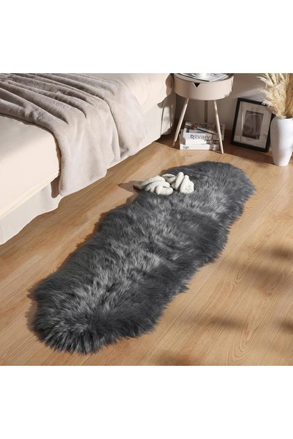 Covor pufos din blană artificială ALASKA, 180x60cm, stil „piele de oaie”, gri închis