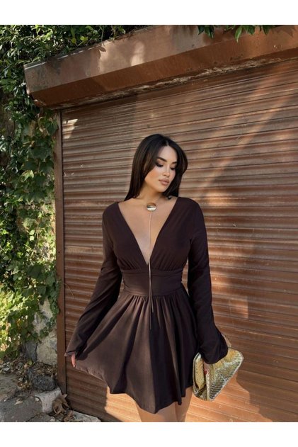 Spanisches Kurzkleid mit V-Ausschnitt und Ärmeln