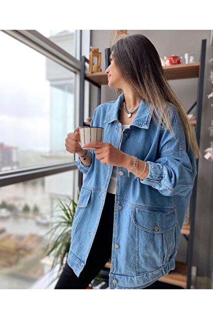 جاكيت جينز أزرق بقصة واسعة / فضفاضة (أوفرسايز)