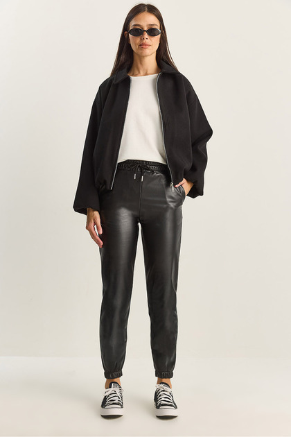 Pantaloni de damă din piele artificială neagră, căptușiți cu blană, cu picior și talie elastice și detaliu buzunar 1548 60282042