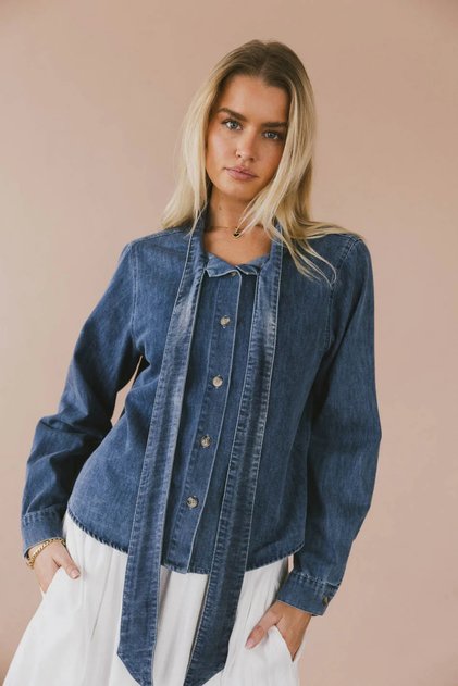 Yaka Bağlamalı Denim Gömlek - Klasik Kesim Kot Gömlek.