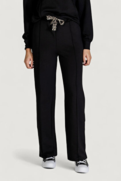 ONLSVEA-NESSA Wide Leg Fit Pantalon en velours côtelé | Noir