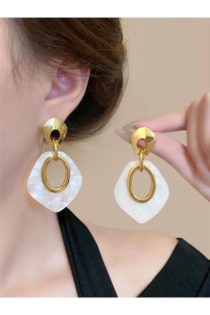 Beyaz Sedefli ve Gold Oval Halka Detaylı Küpe