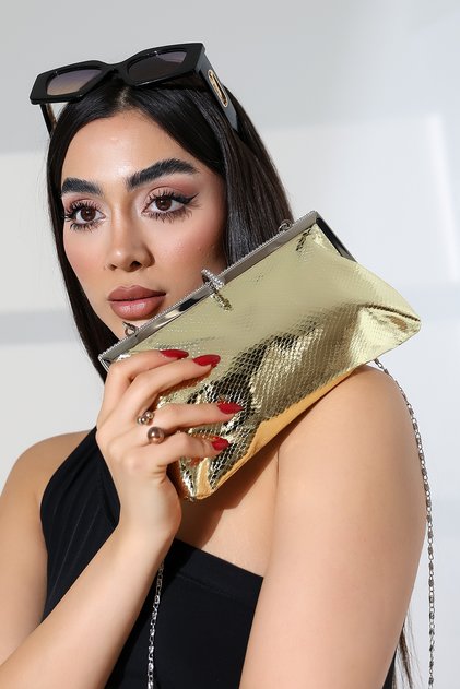 حقيبة يد نسائية ذهبية اللون بنمط جلد الثعبان وحزام سلسلة معدنية لحفلات السهرة
