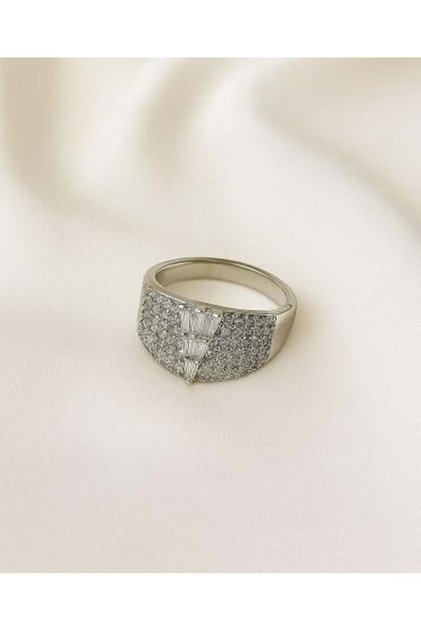 A women's ring with a delicate design and sparkling stones | The secret to allure