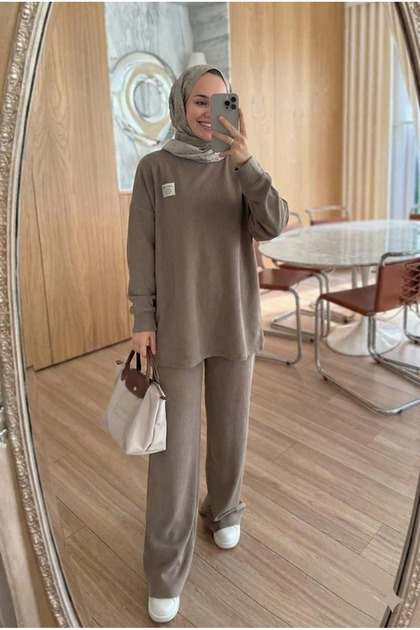 طقم أساسي علوي وسفلي محبوك مضلع بقصة واسعة / فضفاضة (أوفرسايز)، بتفاصيل إكسسوار كورسيه
