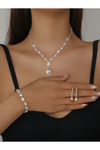 طقم قلادة وأقراط وأساور مزينة بأحجار الراين