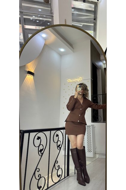 Kahve Çelik triko taşlı kalpli düğme belden oturtmalı v yaka ceket bel lastik mini etek ikili takım