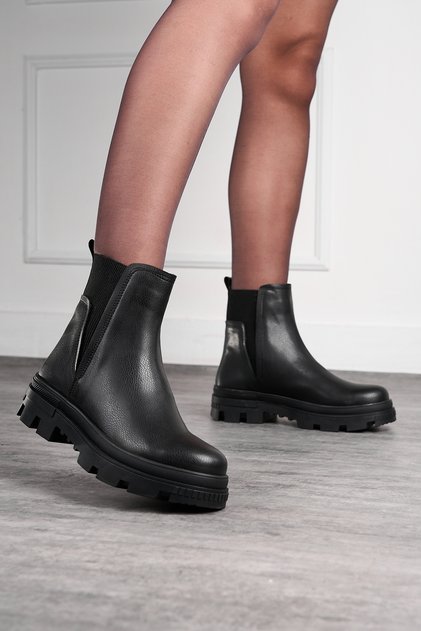 Women's Daily Rubber Detail Zippered Thick Non-Slip Sole Black Leather Boots Postal 7444