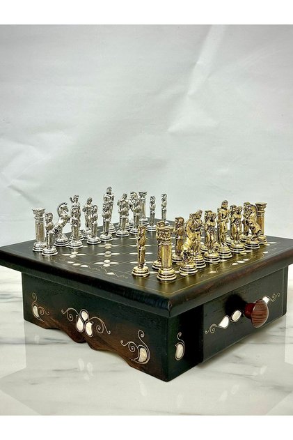 El Yapımı Masif Ahşap İşlemeli Satranç Takımı – 30x30 cm – Metal Döküm Taşlı Çekmeceli