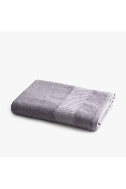 منشفة حمام من سلسلة لارا بريستيج بحواف 80x150 باللون الرمادي الداكن، معتمدة من Oeko Tex Standard 100، مصنوعة من 100% قطن إيجه، منسوجة بكثافة 500 جرام/متر مربع.