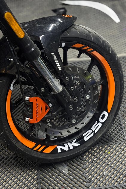 CFMOTO NK250 için Turuncu Beyaz Kalın Kesikli Yazılı Jant Şeridi Sticker Seti (16 Parça)