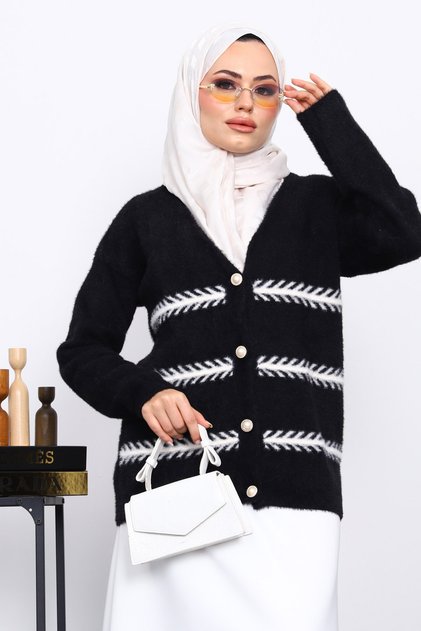سترة أنجورا ناعمة باللون الأسود على شكل حرف V