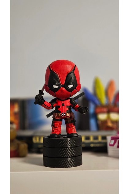 Mini Deadpool Masaüstü Dekor Figürü (12-Cm)