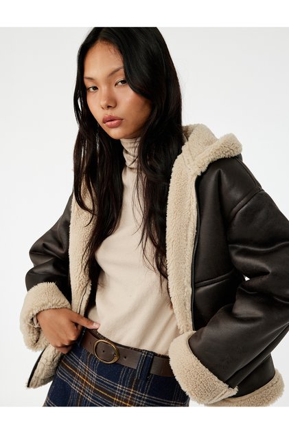 Kunstlederjacke mit Kapuze und Kunstfellfutter sowie Reißverschlusstaschen