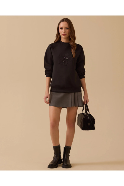 Nakışlı Pul Detaylı Sweatshirt