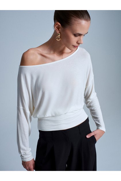 32306 Wool Blend Oval Neck Top