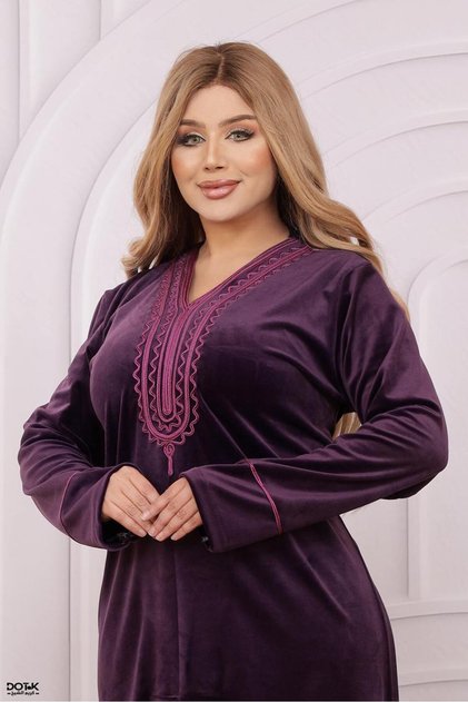 جلابية شتوية مخمل فاخرة، تطريز يدوي دقيق بخيوط الحرير الذهبية والملونة، تصميم كلاسيكي للمناسبات