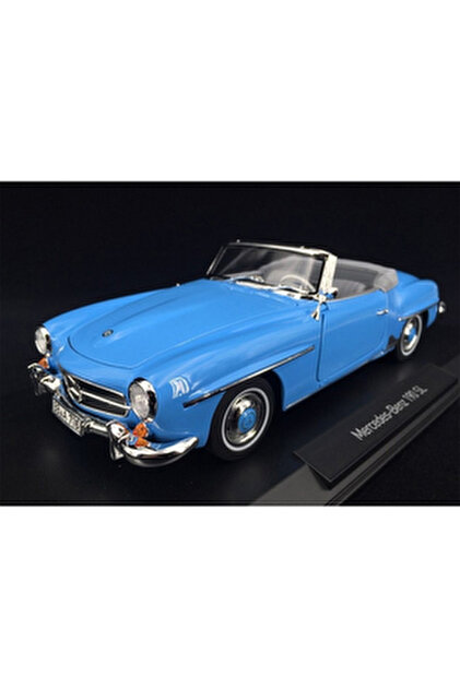 Het 1:18 gegoten model van de Mercedes-Benz 280 CE Coupé uit 1980 in het groen. De