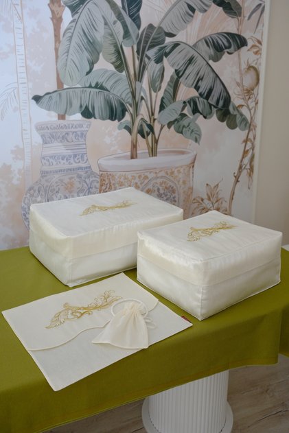 Vintage Ecru-Gold 4-Piece Urn Set