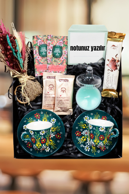 El Yapımı Çini Fincan & Godiva Çikolata & Kahve & Mum & Kuru Buket Hediye Seti Hediye Kutusu