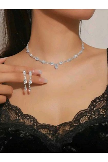 طقم مجوهرات سهرة أنيق بتصميم بسيط، مزين بأحجار على شكل قطرة وماركيز