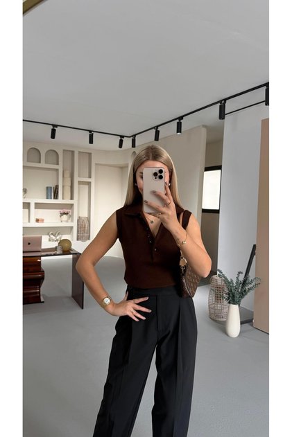 Sleeveless Polo Neck Buttoned Brown Knitwear