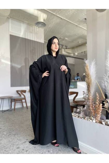 عباية بشت سوداء كلاسيكية بقصّة أنيقة