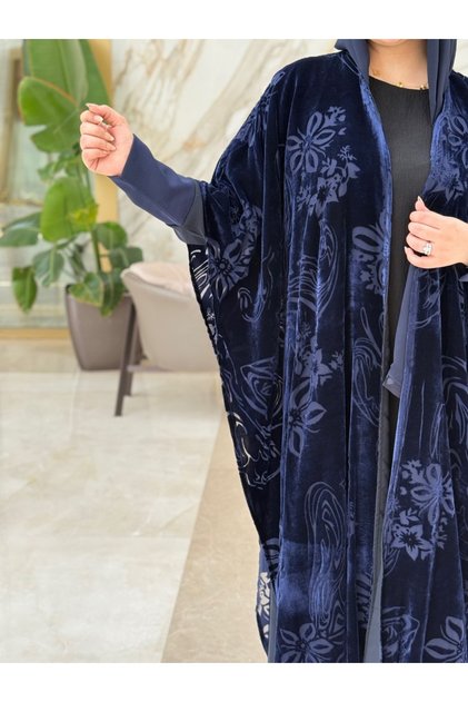 الحجاب الانيق عباية مخمل فراشة