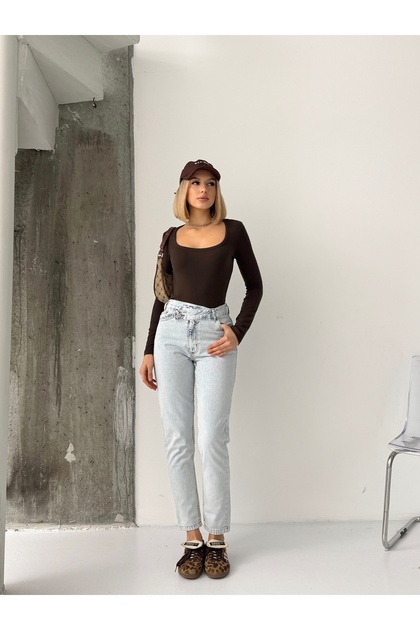 ÖN KEMER ASİMETRİK DETAYLI MOM JEANS