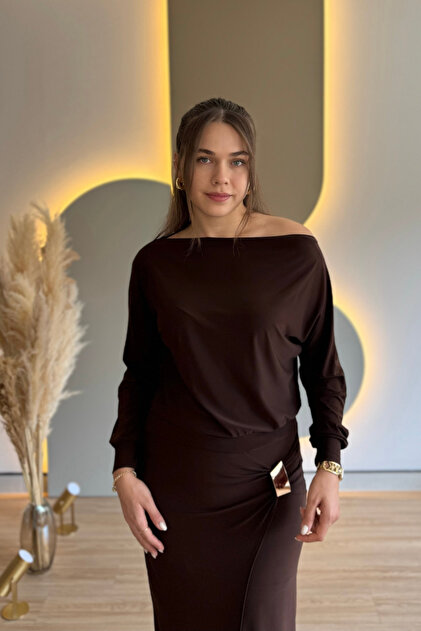 Kayık Yaka Slit Brown Midi Dress with Gold Accessories