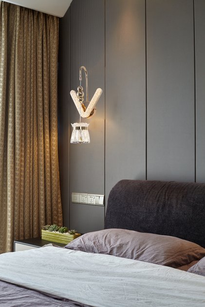 مصباح حائط LED ذهبي بتصميم حرف V أكريليك مع دلاية كريستال معلقة 20 واط - إضاءة جدارية 3 مستويات إضاءة موديل 7717