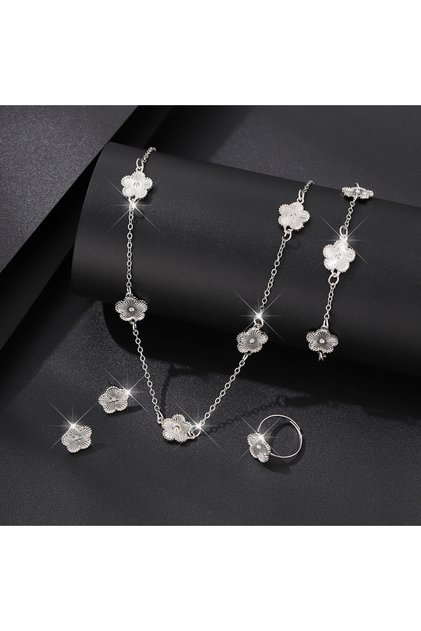 Beige 3-Piece Set of Plum Blossom Five-Leaf Flower Necklace Bracelet Women's Gift Jewelry Set for Pa