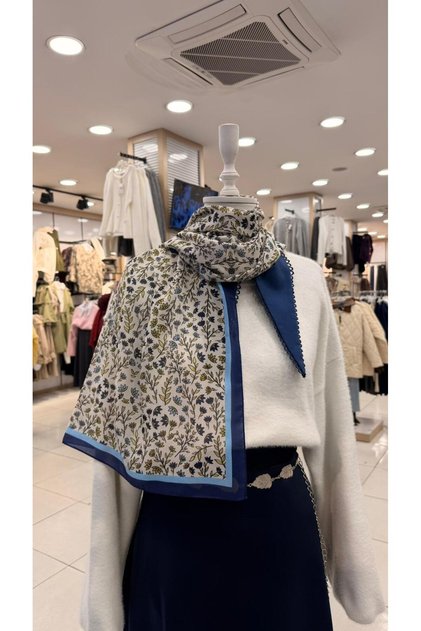 Tiny Flower Garden Patterned Shawl Blue