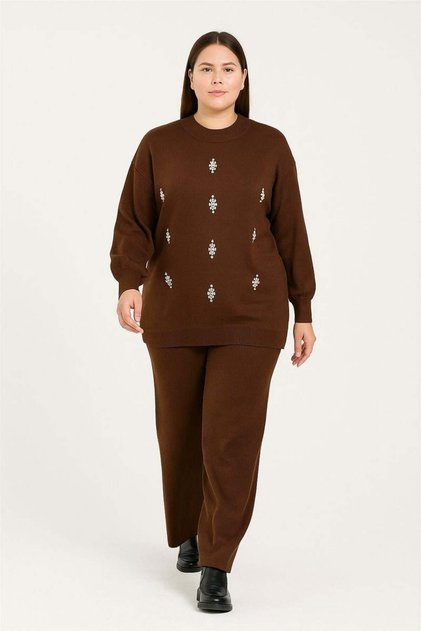 Plus size brown knitwear set with front embellishments