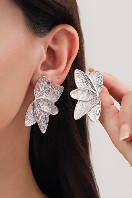 Leaf Figured Earrings Hit Models