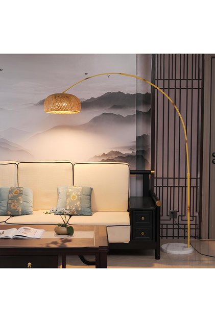 Bambu Hasır Şapkalı Deve Boynu Arc Lambader | Mermer Tabanlı Modern Tasarım