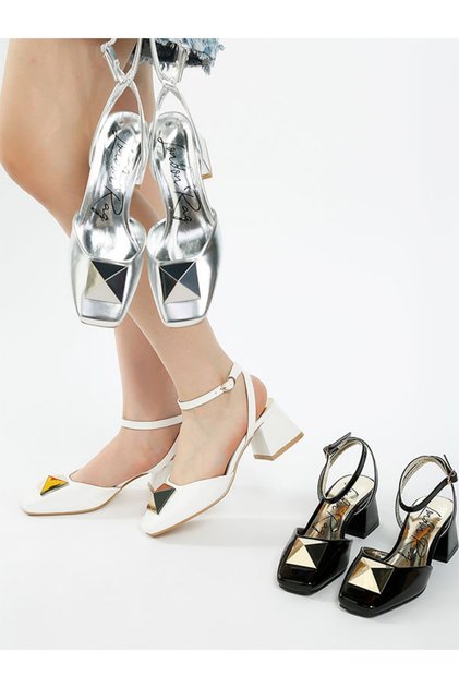 Women Brooch Detail Ankle Strap Sandals in Silver