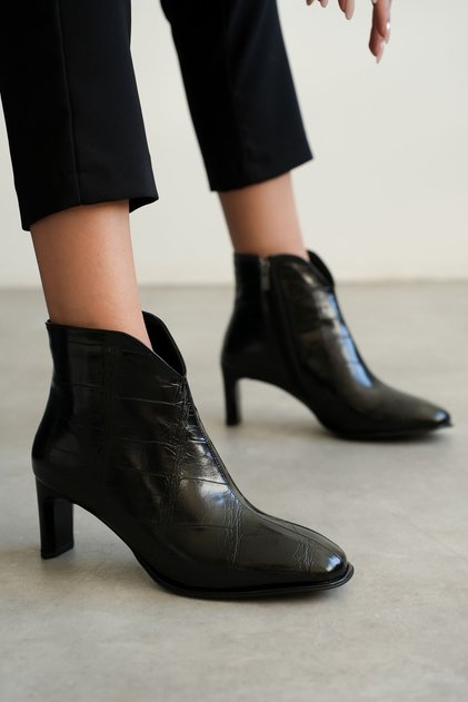 Women's Black Boots with Side Zipper and Stylish Heel