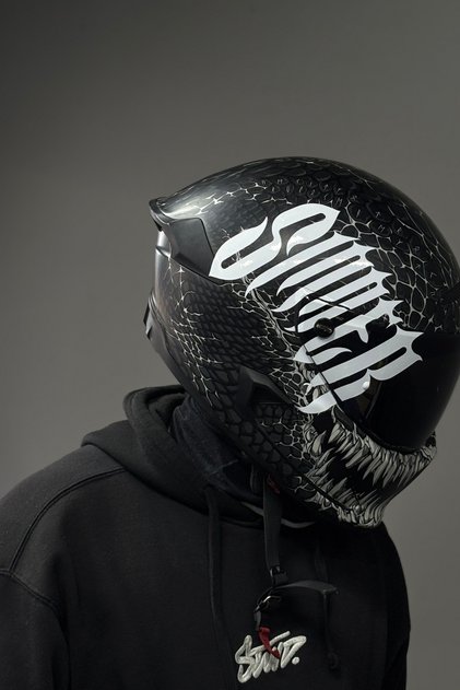 ملصق باللون الأبيض من نوع Sinner مع خطوط جوثيكية للخوذة (22 سم × 17 سم)