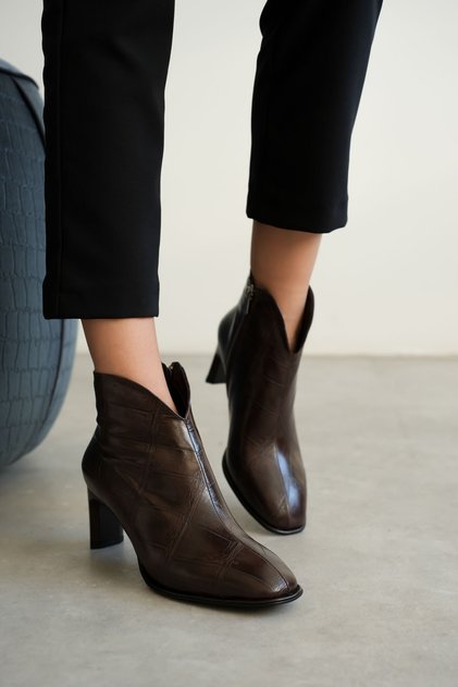 Women's Black Boots with Side Zipper and Stylish Heel