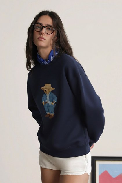 Hanorac supradimensionat pentru femei, Ranch Bear, imprimat 3D, bleumarin – Decolteu tip crew, cu 3 fire de ață.